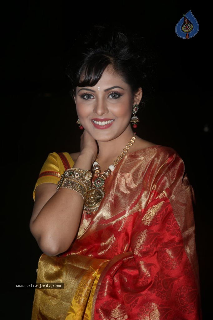 Madhu Shalini New Photos - 38 / 61 photos
