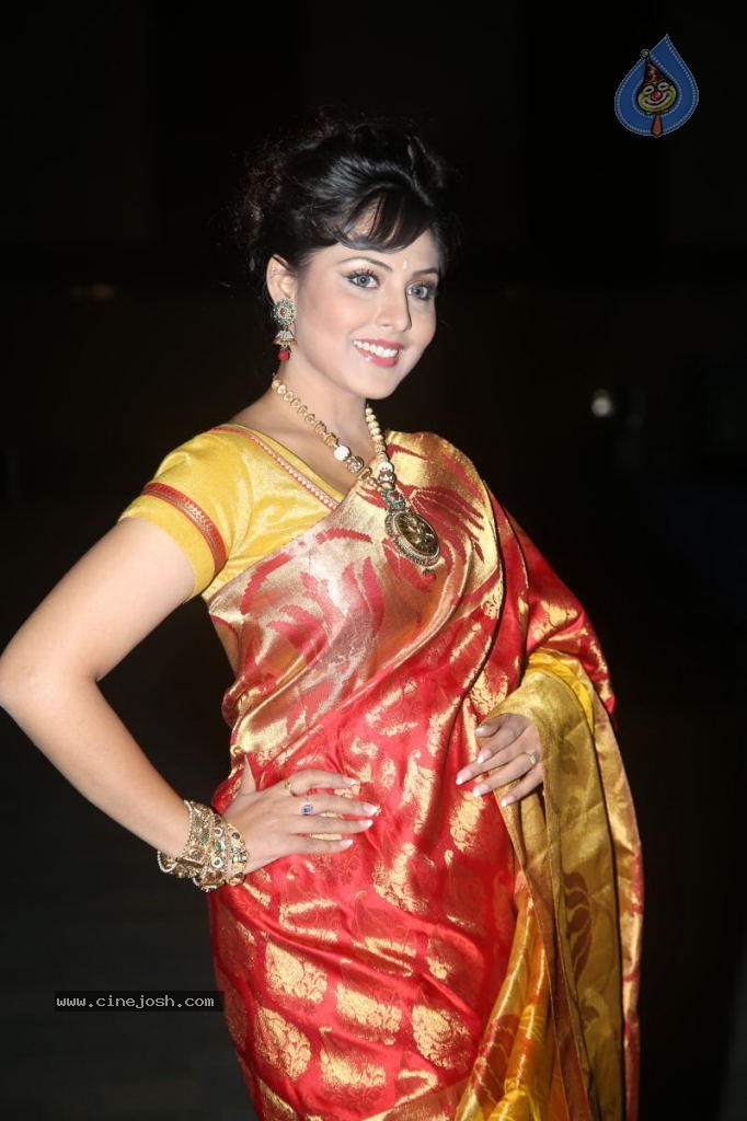 Madhu Shalini New Photos - 40 / 61 photos