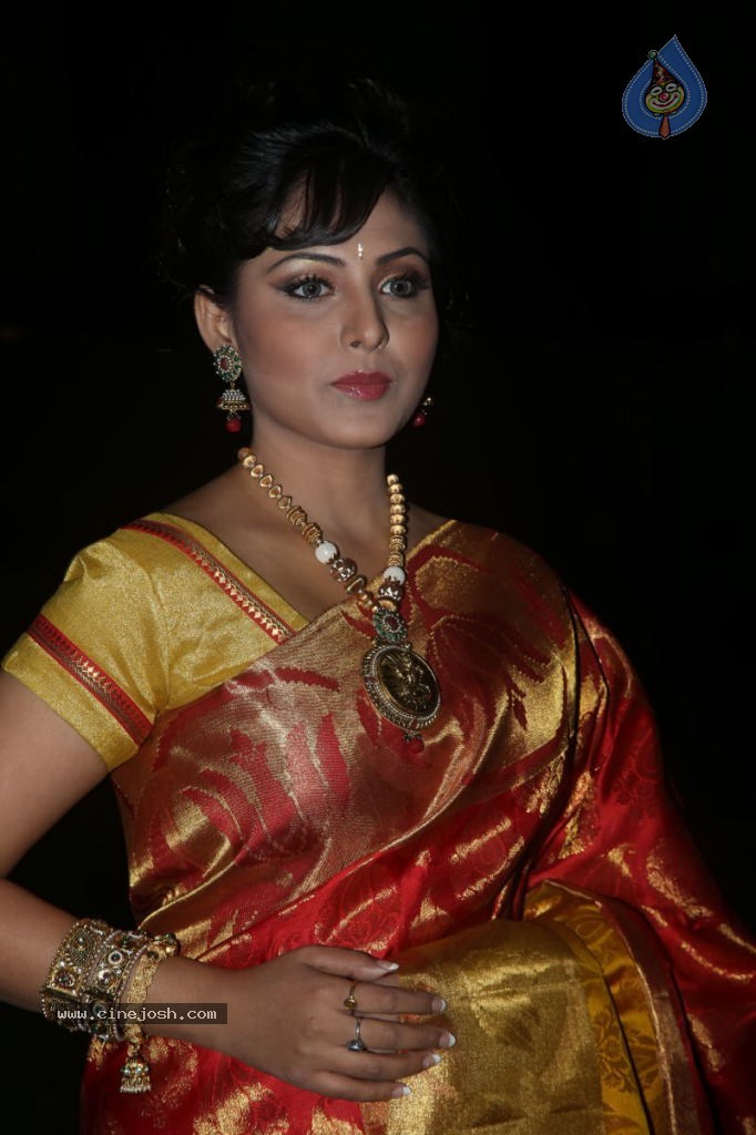 Madhu Shalini New Photos - 50 / 61 photos