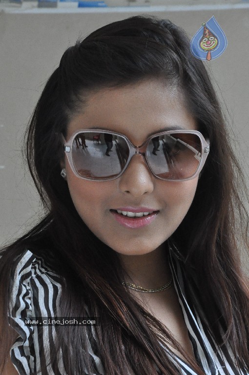 Madhu Shalini New Pics - 8 / 64 photos