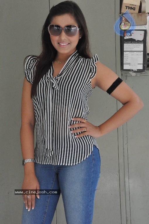 Madhu Shalini New Pics - 9 / 64 photos