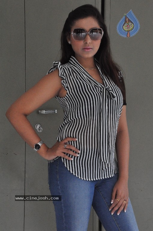 Madhu Shalini New Pics - 21 / 64 photos