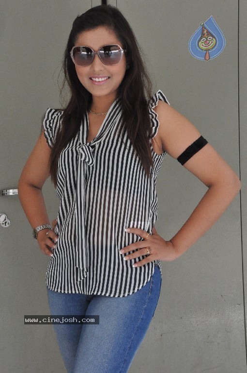 Madhu Shalini New Pics - 28 / 64 photos