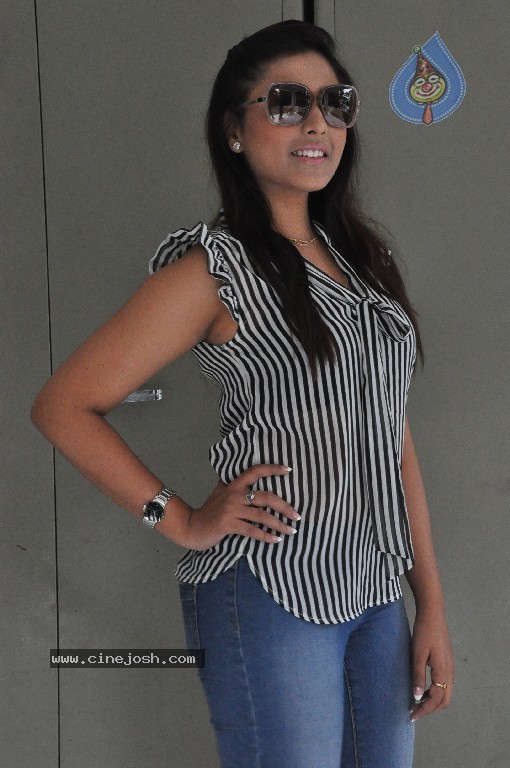 Madhu Shalini New Pics - 55 / 64 photos