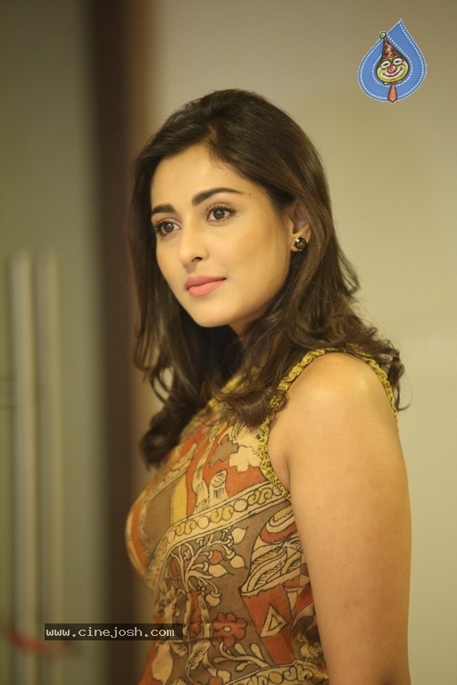 Madhu Shalini New Pics - 2 / 21 photos