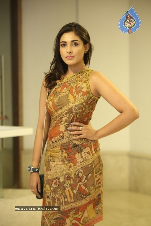 Madhu Shalini New Pics - 7 / 21 photos