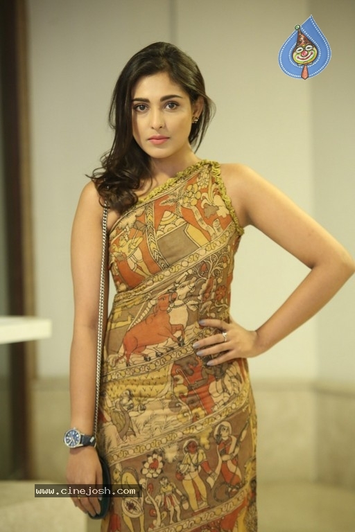 Madhu Shalini New Pics - 11 / 21 photos