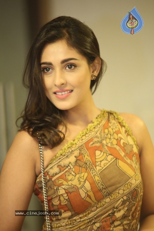 Madhu Shalini New Pics - 14 / 21 photos