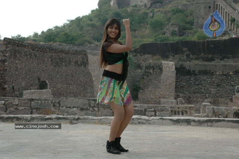 Madhu Shalini New Stills  - 19 / 84 photos