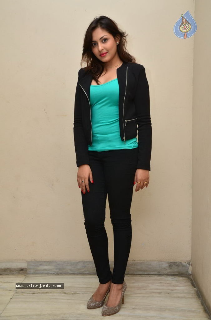Madhu Shalini New Stills - 4 / 36 photos