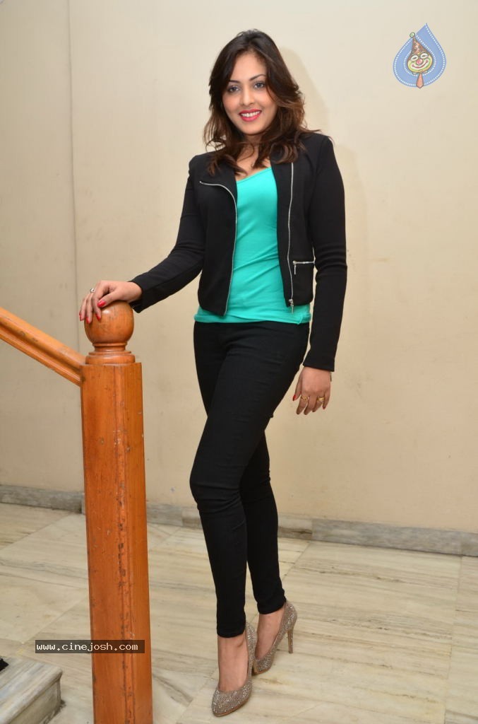 Madhu Shalini New Stills - 23 / 36 photos