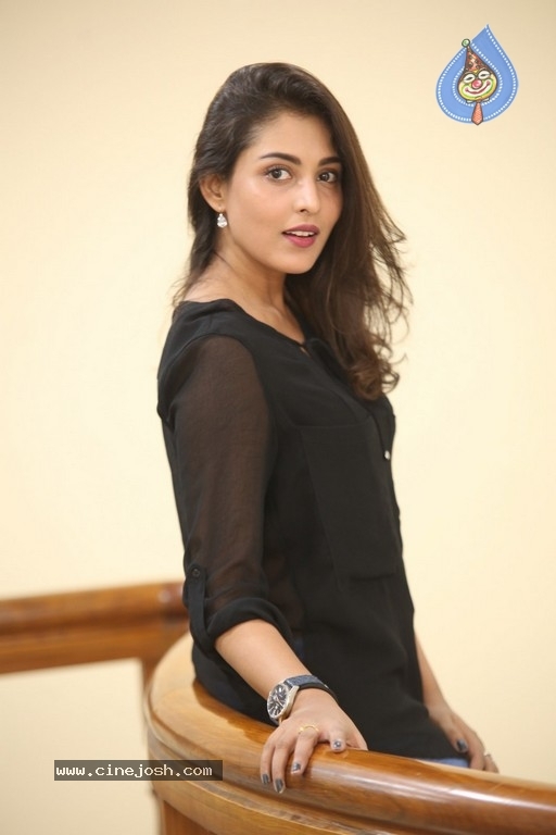 Madhu Shalini Photos - 1 / 38 photos