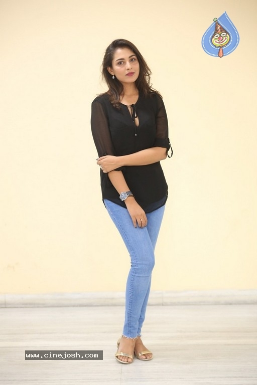 Madhu Shalini Photos - 4 / 38 photos