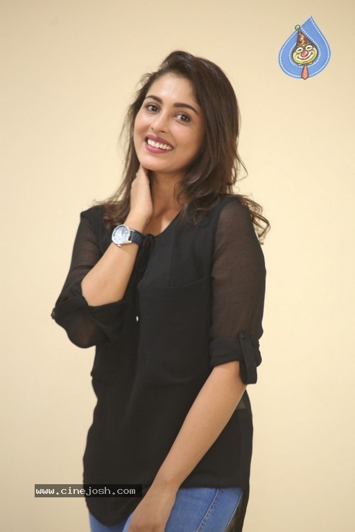 Madhu Shalini Photos - 16 / 38 photos
