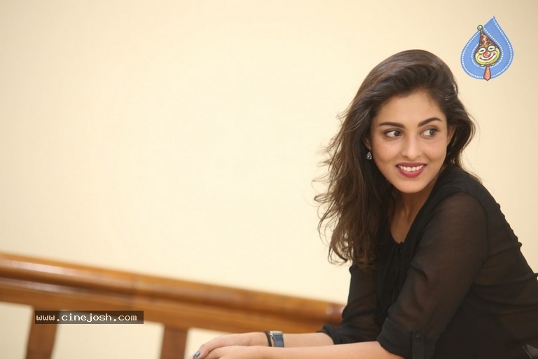 Madhu Shalini Photos - 22 / 38 photos