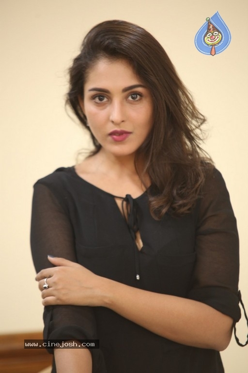 Madhu Shalini Photos - 27 / 38 photos