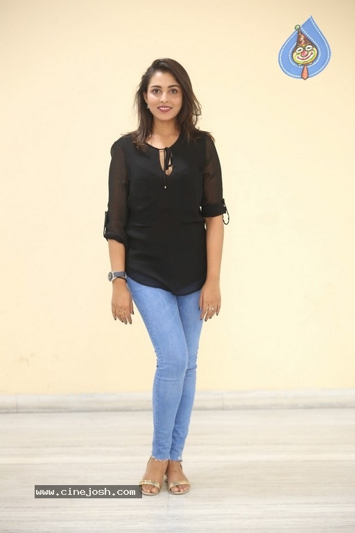 Madhu Shalini Photos - 28 / 38 photos