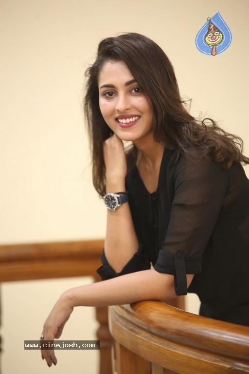 Madhu Shalini Photos - 29 / 38 photos