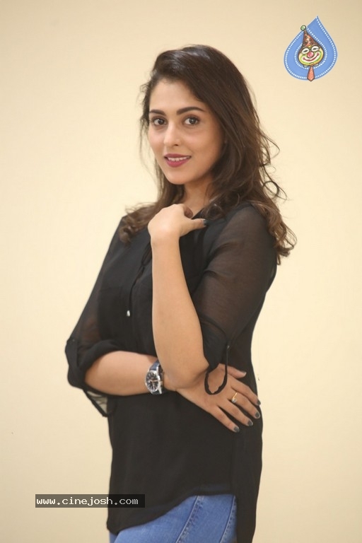 Madhu Shalini Photos - 32 / 38 photos