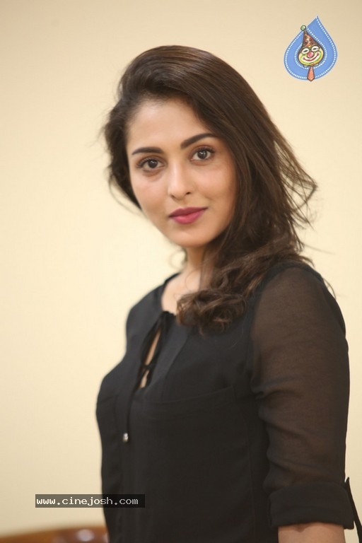 Madhu Shalini Photos - 33 / 38 photos