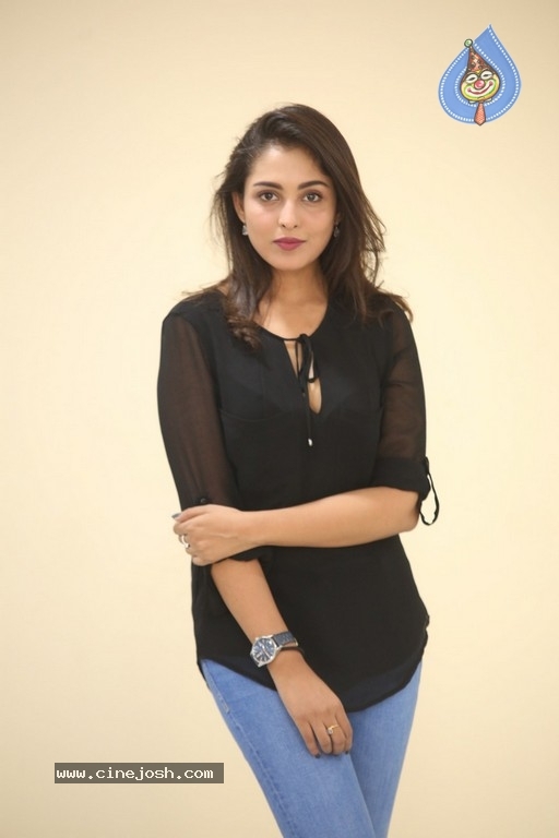 Madhu Shalini Photos - 35 / 38 photos