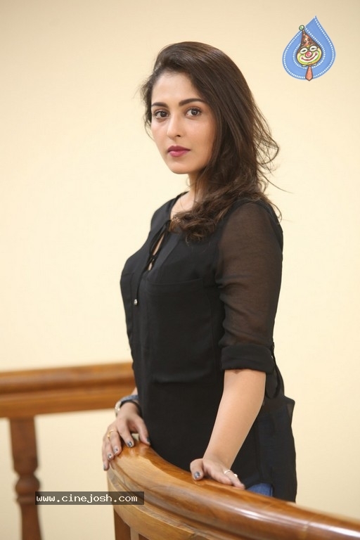 Madhu Shalini Photos - 36 / 38 photos