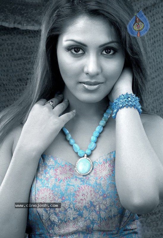 Madhu Shalini covering the hot spot. - 3 / 10 photos