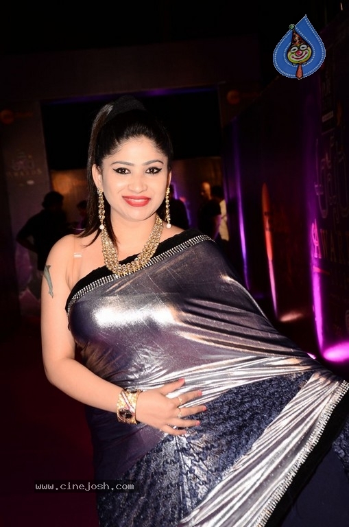 Madhulagna Das At Zee Apsara Awards - 6 / 30 photos