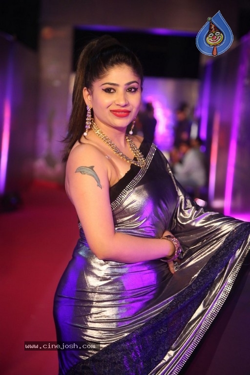 Madhulagna Das At Zee Apsara Awards - 15 / 30 photos