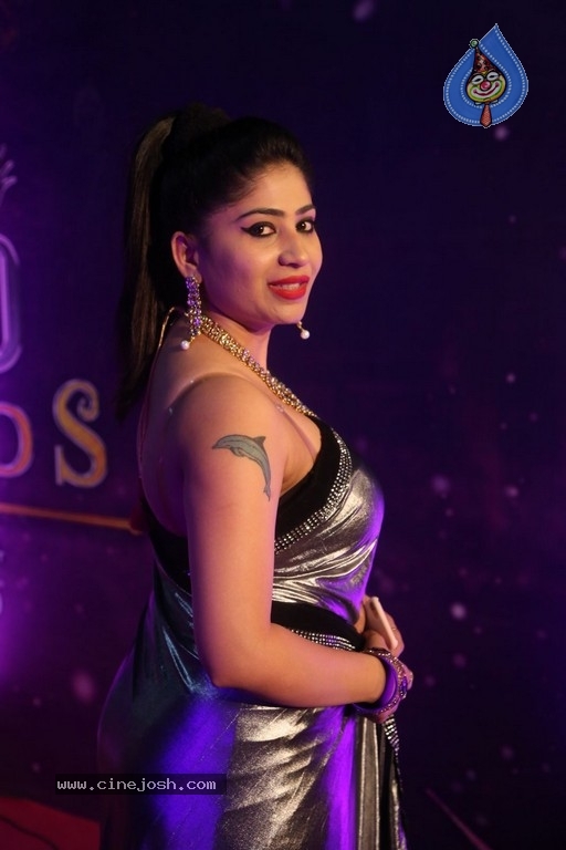 Madhulagna Das At Zee Apsara Awards - 20 / 30 photos