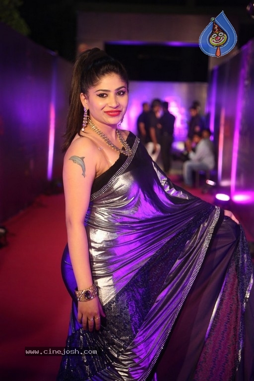 Madhulagna Das At Zee Apsara Awards - 24 / 30 photos