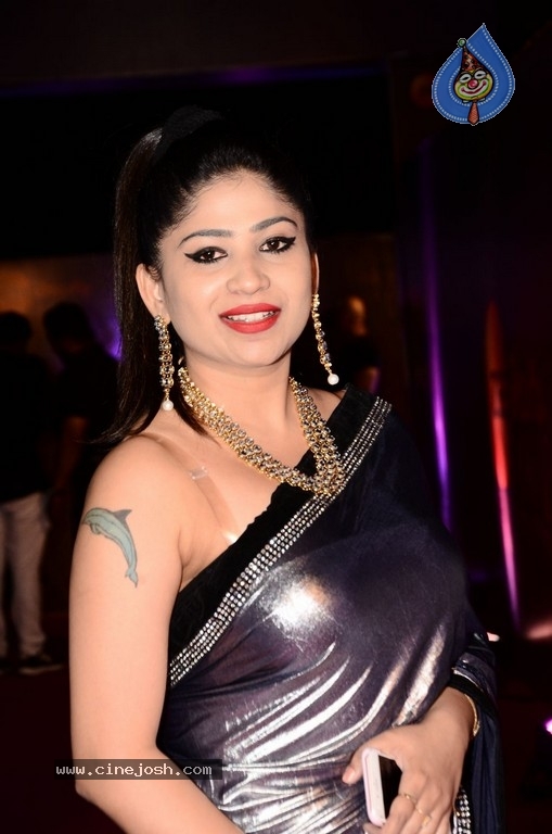 Madhulagna Das At Zee Apsara Awards - 25 / 30 photos