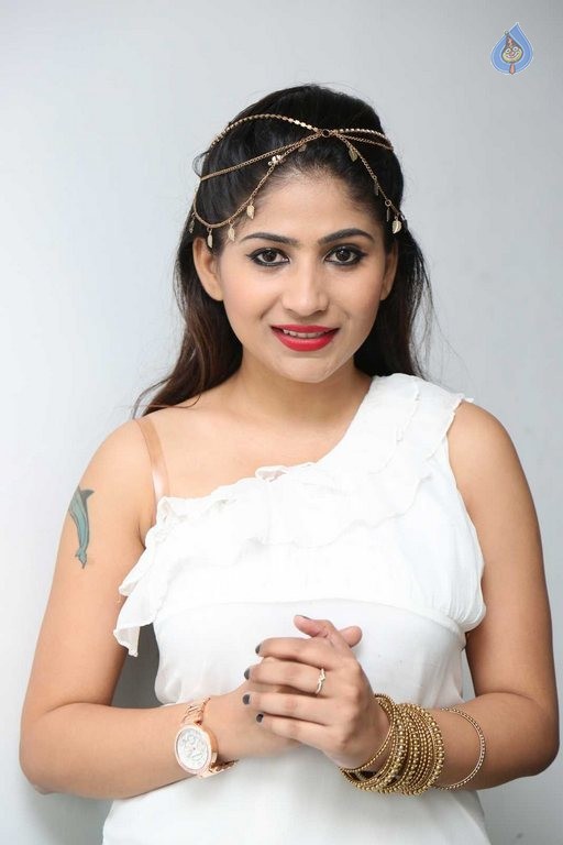 Madhulagna Das Pics - 4 / 37 photos