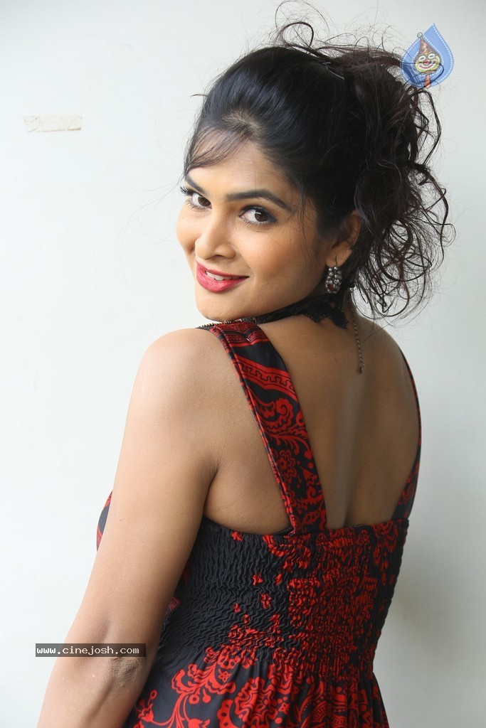 Madhumitha Hot Gallery - 77 / 117 photos