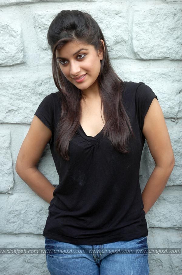 Madhurima - 23 / 122 photos