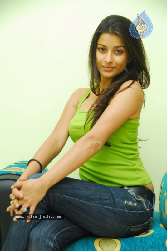 Madhurima New Stills - 6 / 170 photos