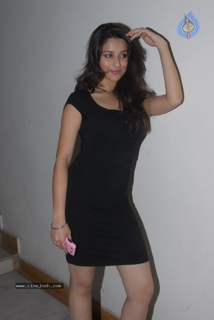 Madhurima New Stills - 3 / 78 photos