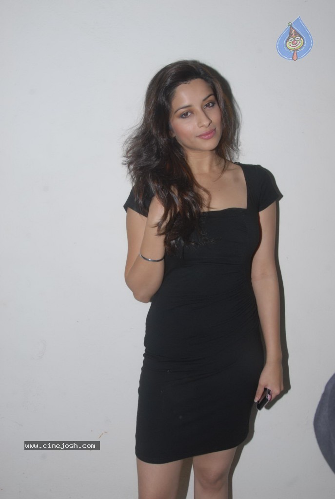 Madhurima New Stills - 17 / 78 photos