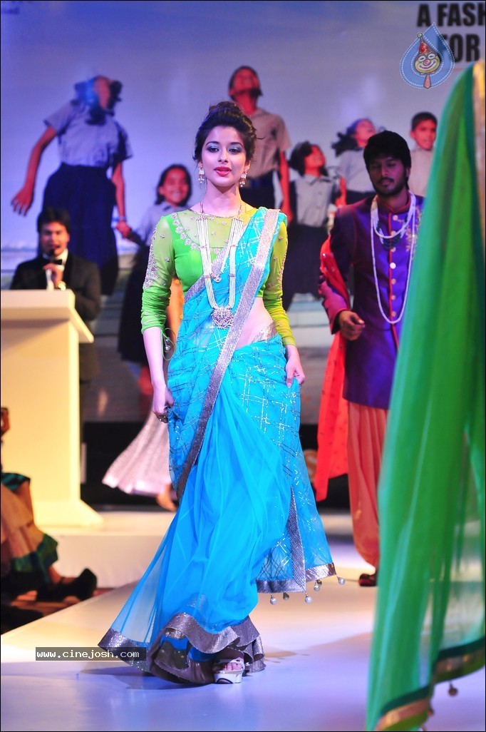 Madhurima Ramp Walk Photos - 25 / 30 photos