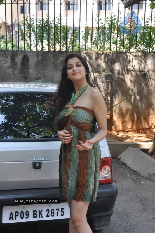Madhurima Stills - 17 / 50 photos