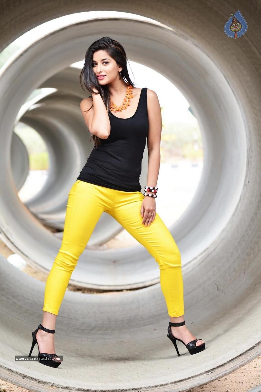 Madhurima Stills in Close Friends - 4 / 13 photos