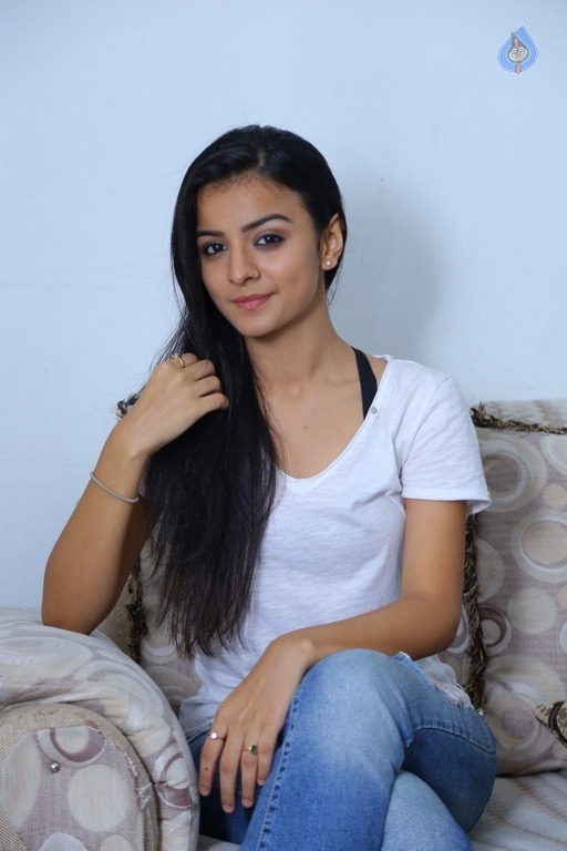 Mahima Makwana Latest Photos - 11 / 42 photos