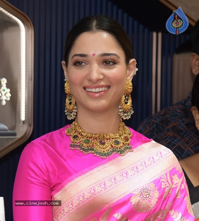 Malabar Gold New Showroom Launched By Tamanna Photo 2 of 18