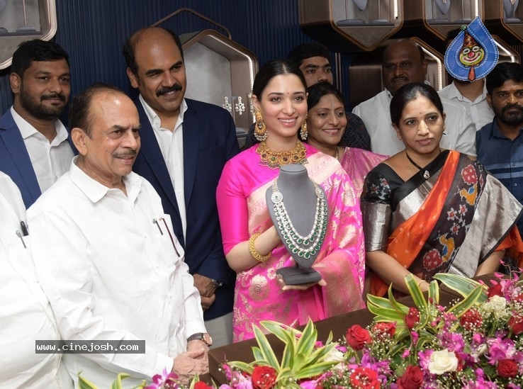 Malabar Gold New Showroom Launched By Tamanna Photo 6 of 18