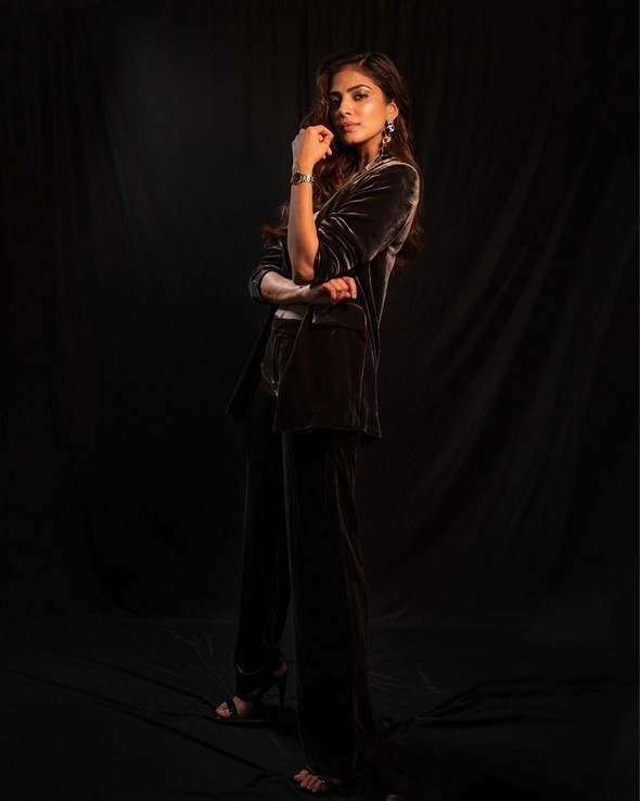 Malavika Mohanan Photos - 1 / 16 photos