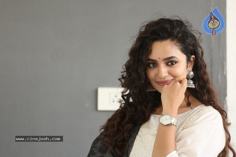 Malavika Nair Latest Photos - 2 / 20 photos
