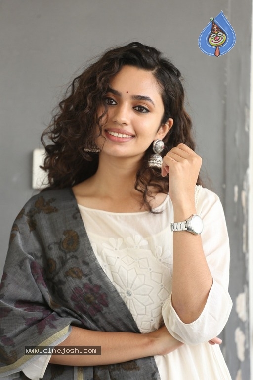 Malavika Nair Latest Photos - 9 / 20 photos