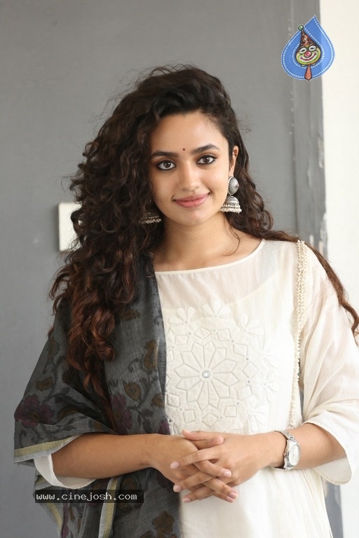 Malavika Nair Latest Photos - 12 / 20 photos