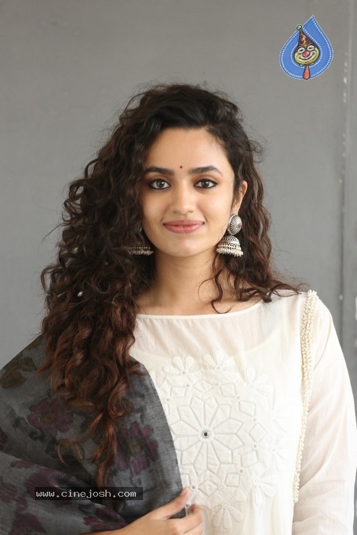 Malavika Nair Latest Photos - 14 / 20 photos