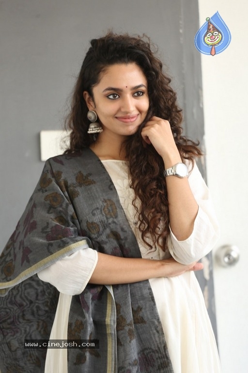 Malavika Nair Latest Photos - 16 / 20 photos
